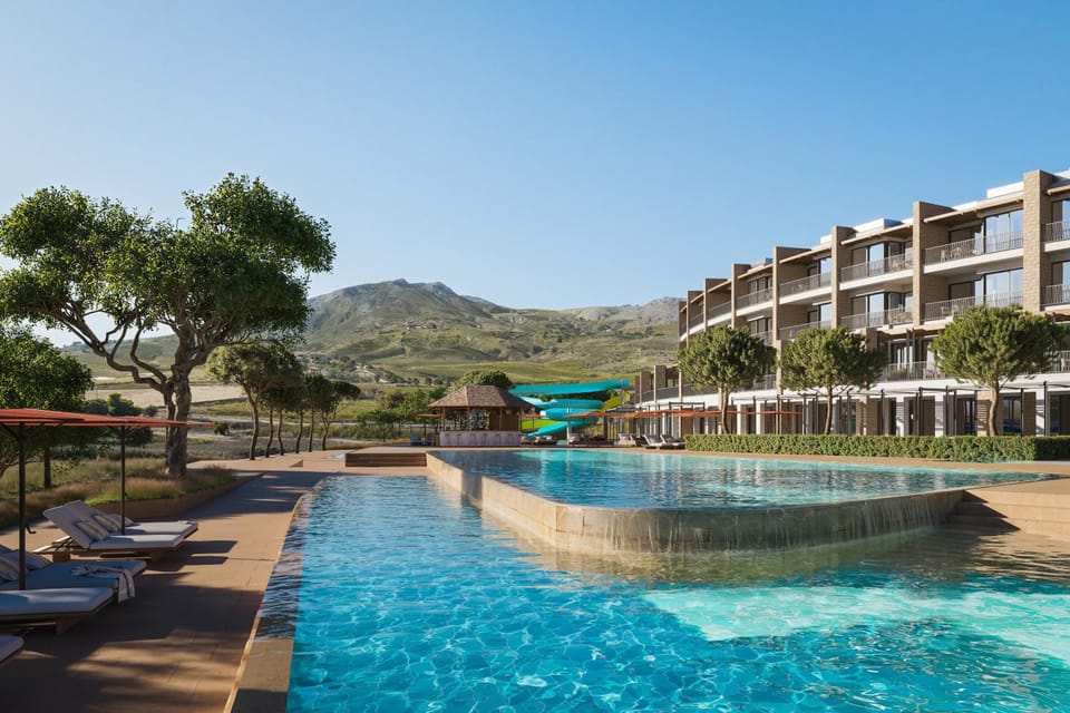 Property building, Spring, Day, Natural landscape, Summer, Mountain view, Pool view, Swimming pool, Swimming pool, sunbed