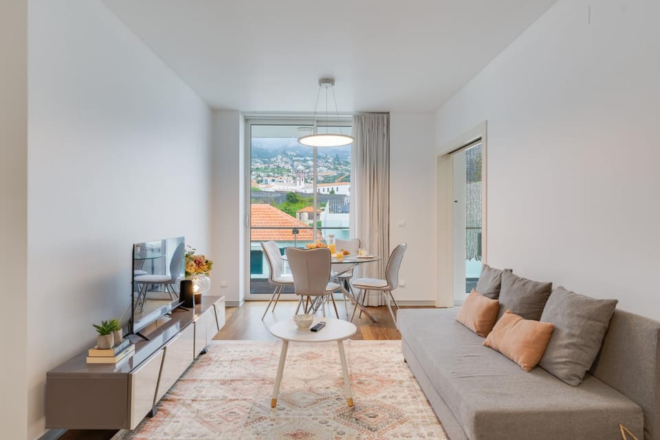 Plaza city center- Balcony amazing views Apartment in Funchal