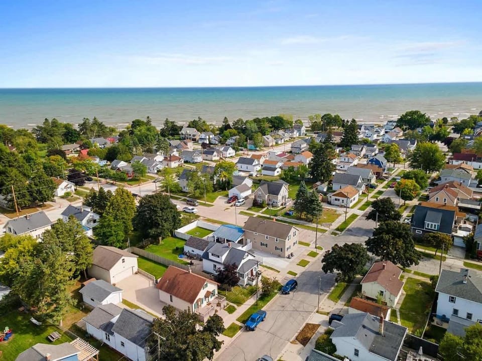 Sleeps 6 Near Neshotah Beach and Lake Michigan House in Two Rivers