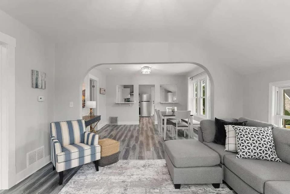 Sleeps 6 Near Neshotah Beach and Lake Michigan House in Two Rivers