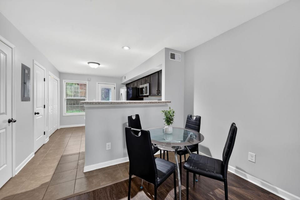 Inviting 2BR hideaway with contemporary touches Apartment in Clarksville