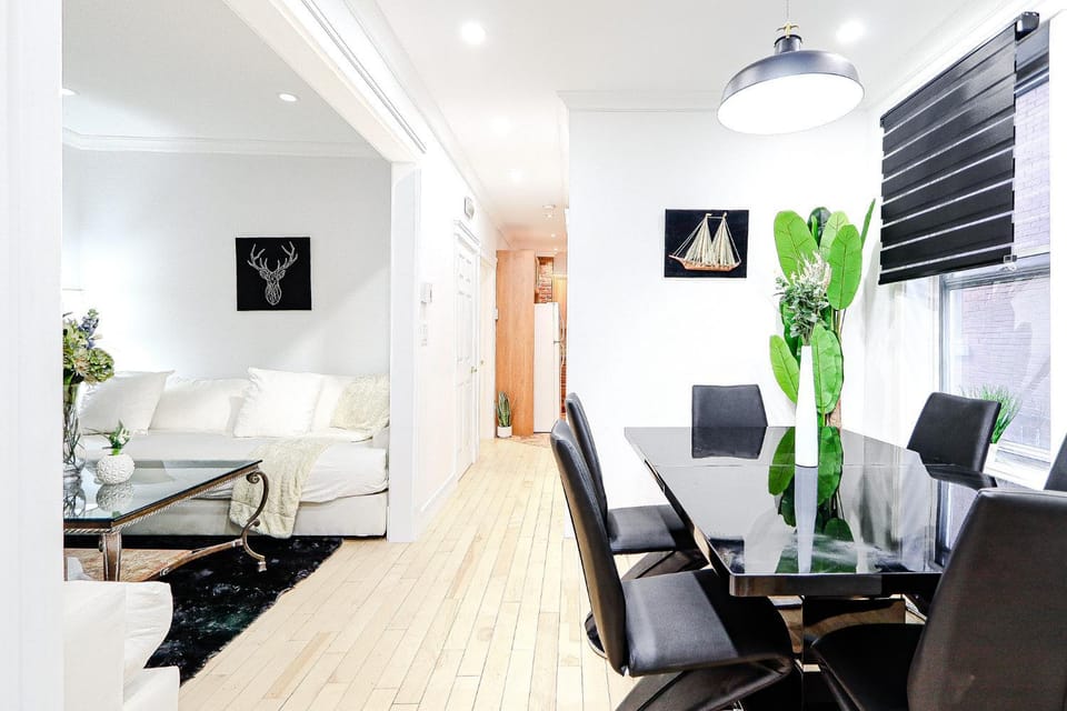 Large Family Duplex for 10 Guest with 2 private Parking Apartment in Laval