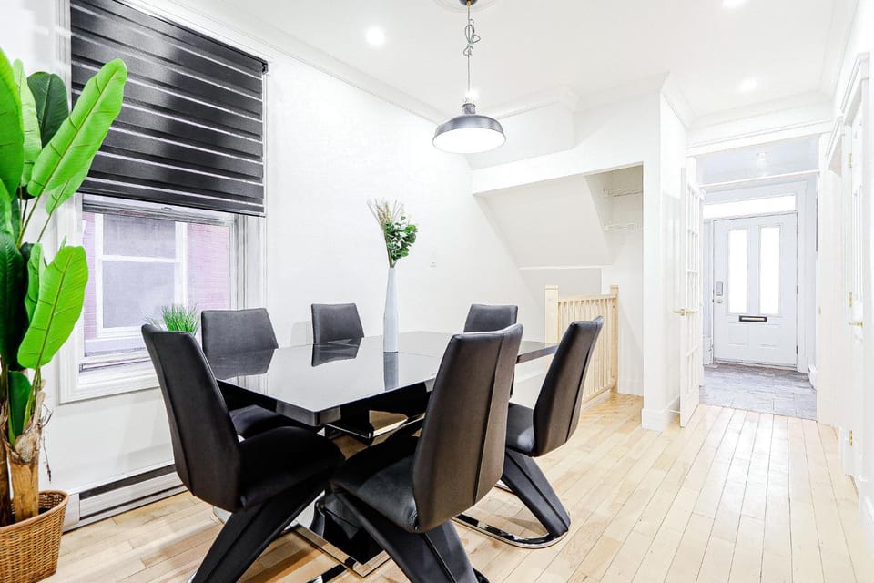 Large Family Duplex for 10 Guest with 2 private Parking Apartment in Laval