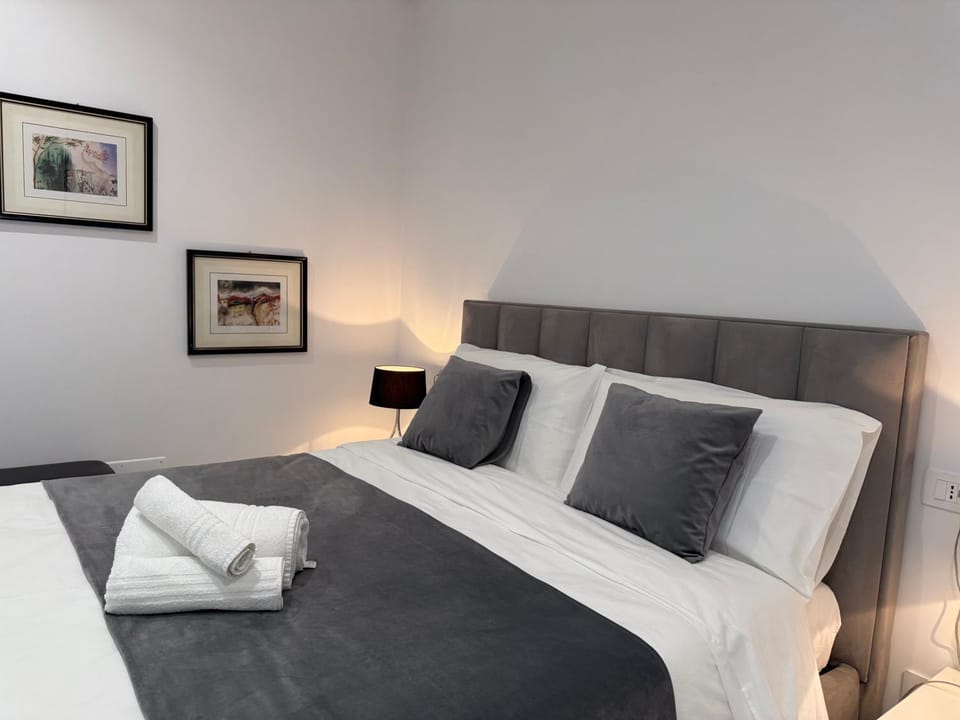Bedroom, towels