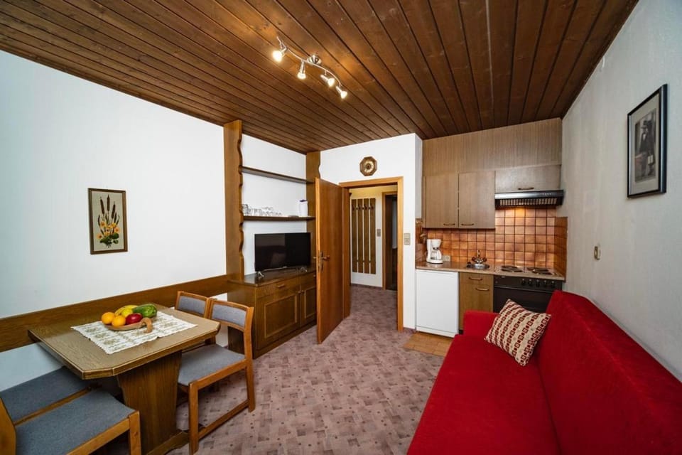 Kitchen or kitchenette, Living room, Seating area, Dining area