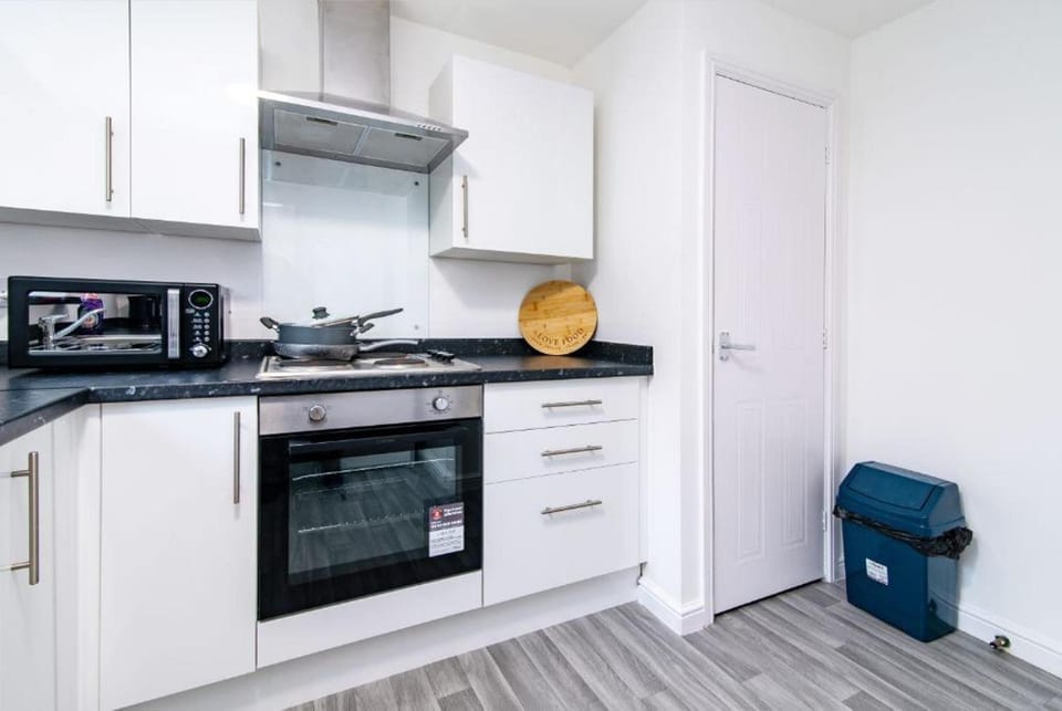 Kitchen or kitchenette, oven, kitchen