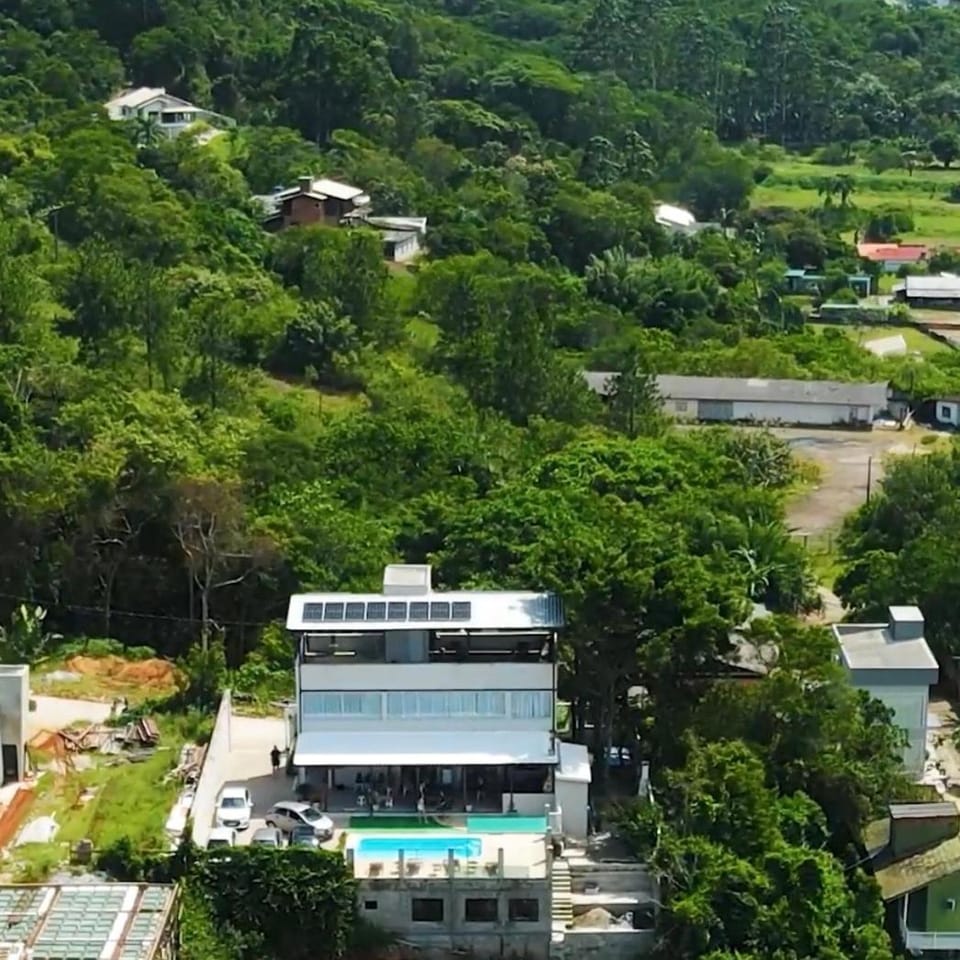 Casa com piscina e 04 suítes e linda vista para toda a cidade House in Porto Belo