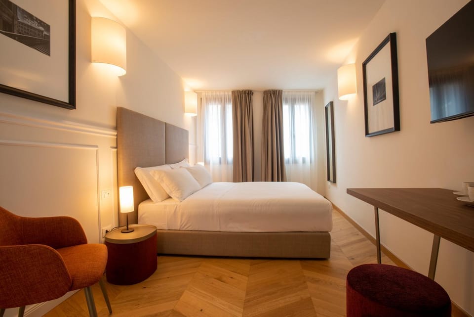 Bed, TV and multimedia, Photo of the whole room, Bedroom