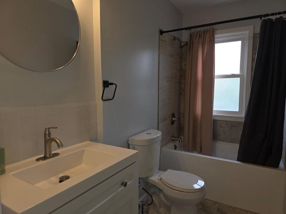 3 BR Townhouse Close to the Falls Apartment in Niagara Falls