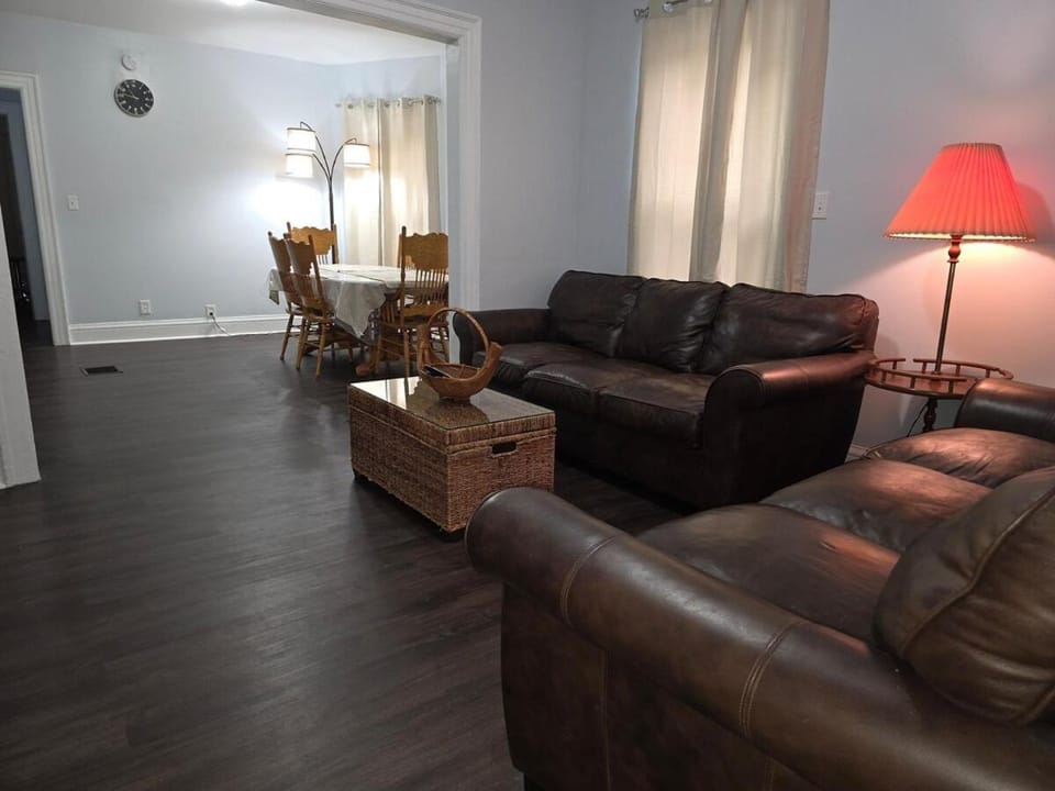 3 BR Townhouse Close to the Falls Apartment in Niagara Falls