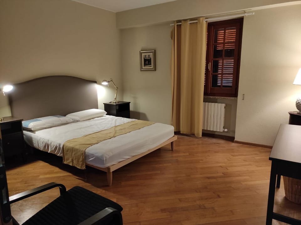 Photo of the whole room, Bedroom, internet