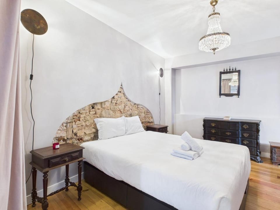 Charming 2BR TownHouse in Mouraria | By Airnest House in Lisbon