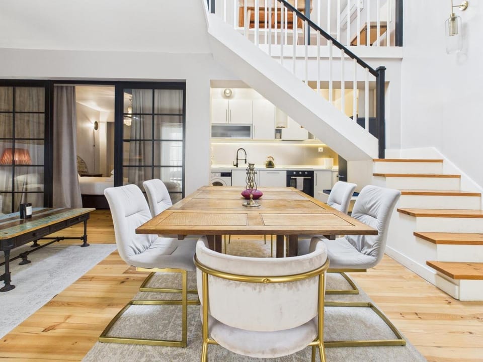 Charming 2BR TownHouse in Mouraria | By Airnest House in Lisbon