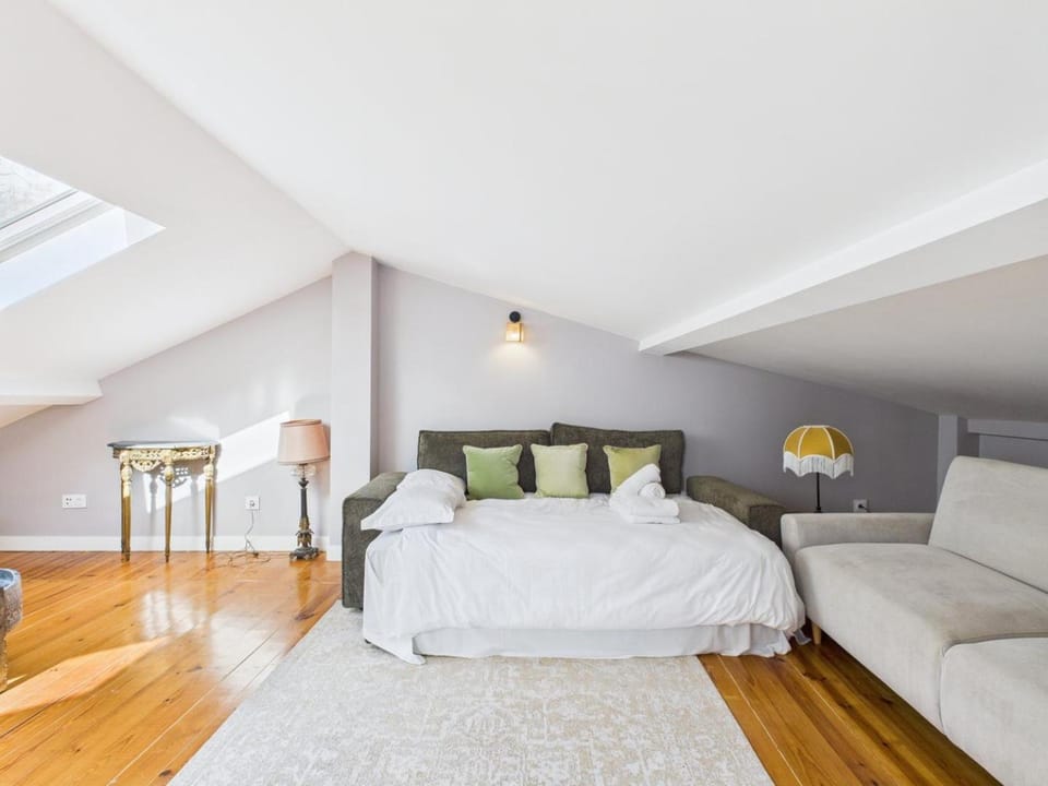 Charming 2BR TownHouse in Mouraria | By Airnest House in Lisbon