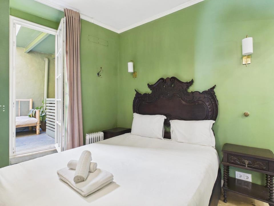 Elegant 3BR TownHouse w/ En-Suite Baths – Mouraria | By Airnest House in Lisbon