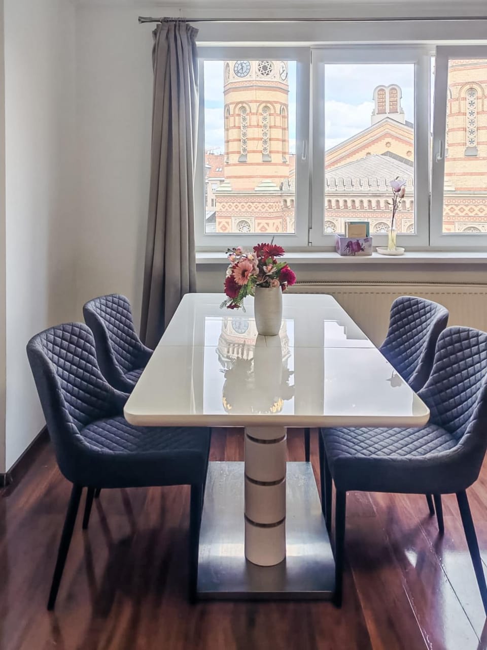 Dining area, Landmark view