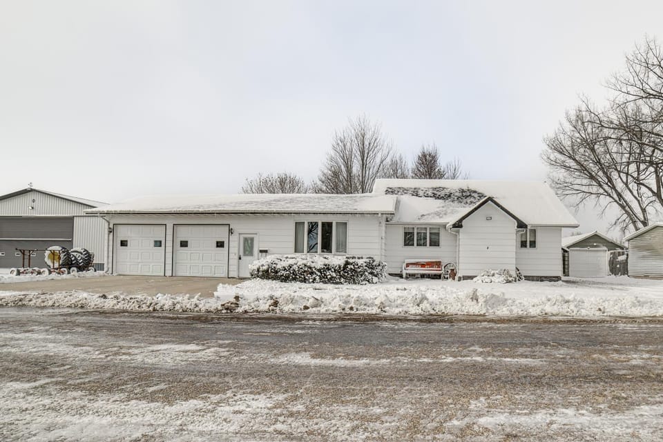 Spacious Retreat w/ Private Yard & Deck in Roscoe! House in South Dakota