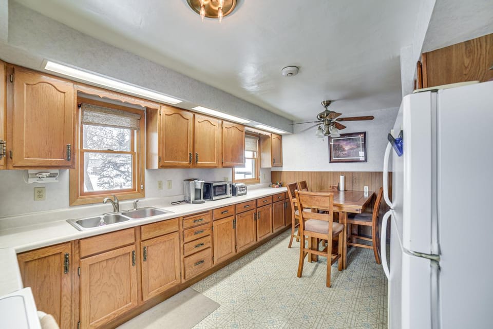 Spacious Retreat w/ Private Yard & Deck in Roscoe! House in South Dakota