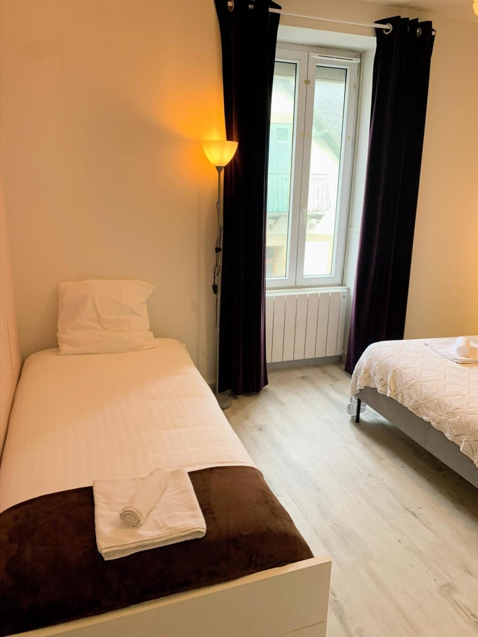 Bed, Bedroom, towels