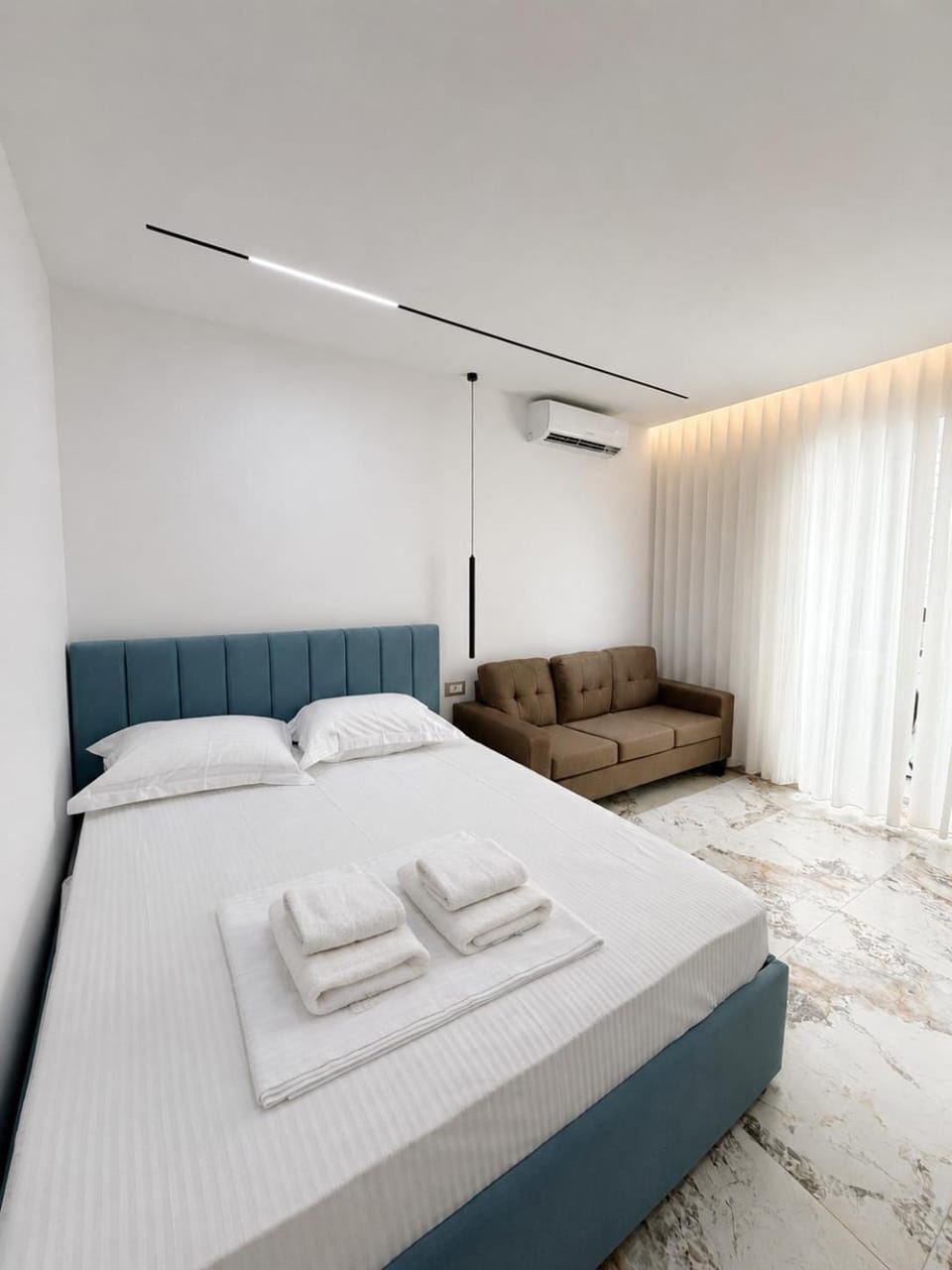 Bed, Seating area, towels, air conditioner