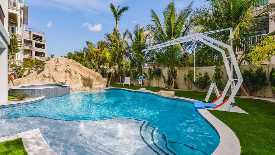 Golden Springs Estate House in Siesta Beach