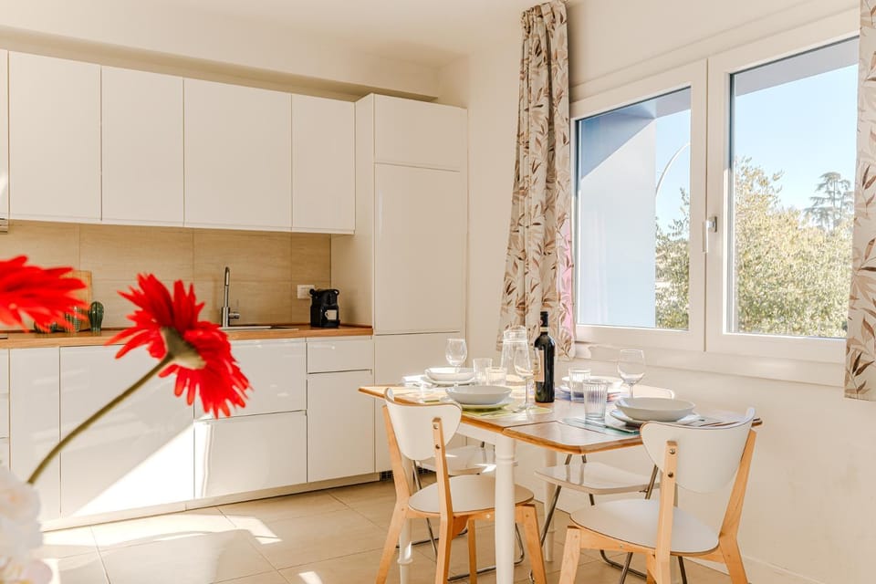Coffee/tea facilities, Kitchen or kitchenette, Dining area
