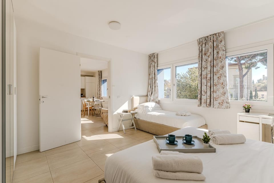 Bed, Photo of the whole room, Dining area, Bedroom