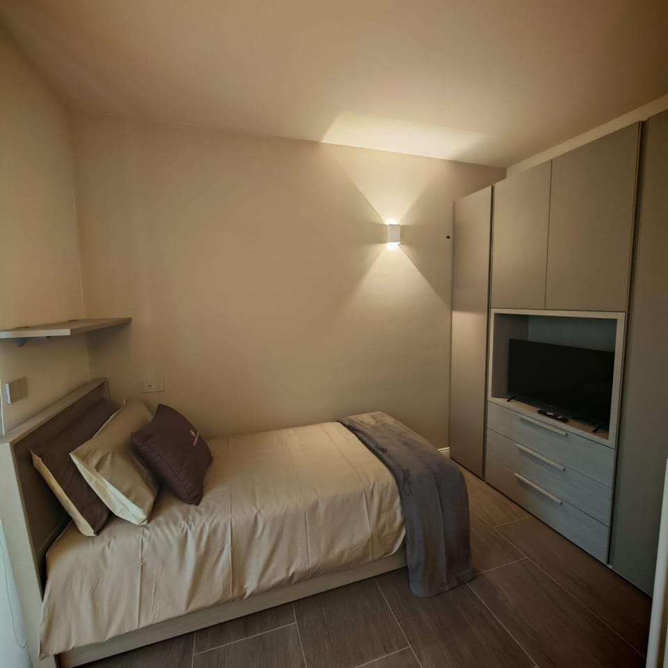 Bed, TV and multimedia, Photo of the whole room, Bedroom, wardrobe