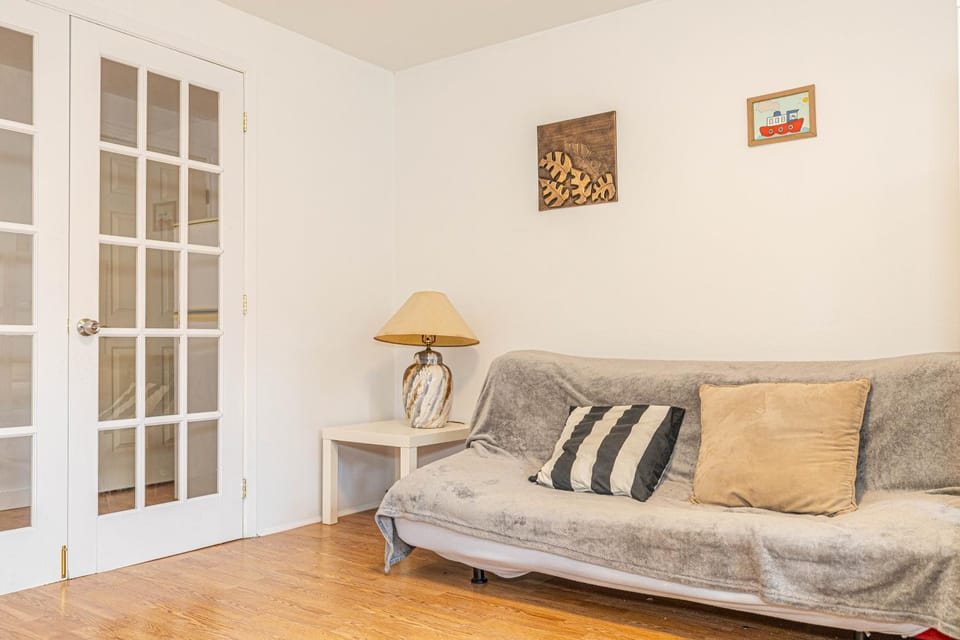 Cozy 1 BDR apt in MTL-E, near metro, free parking Apartment in Laval