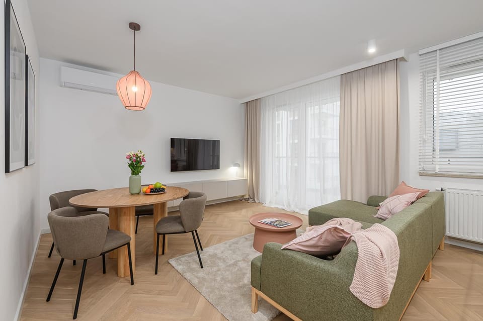 TV and multimedia, Living room, Photo of the whole room, Seating area, Dining area, Evening entertainment