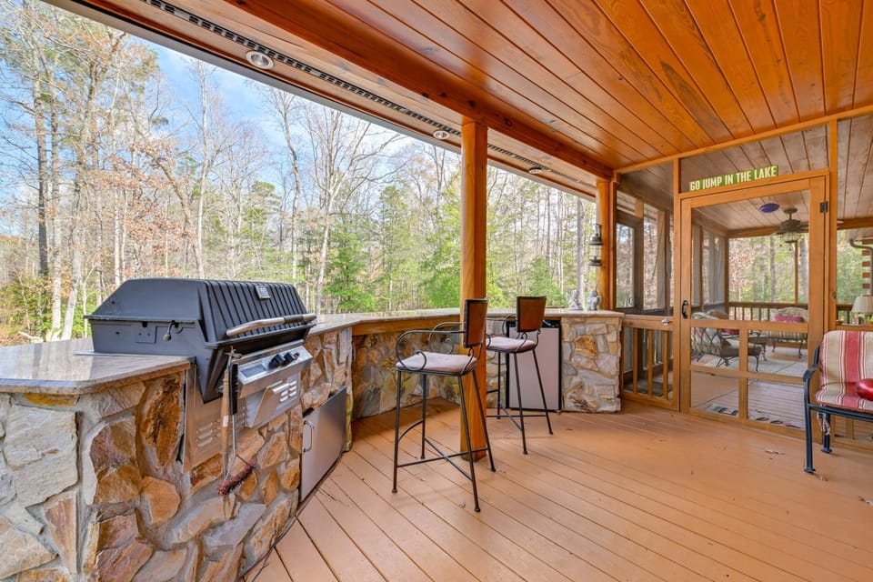 1 Mi to Lake Tillery: Outdoor Retreat w/ Hot Tub! House in Lake Tillery