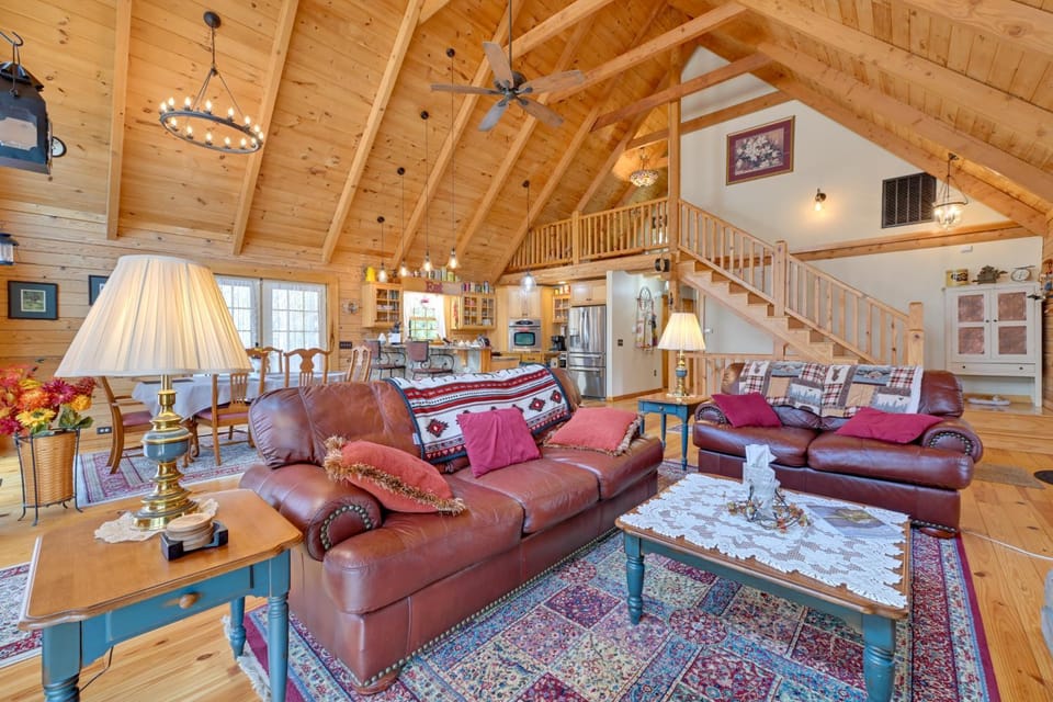 1 Mi to Lake Tillery: Outdoor Retreat w/ Hot Tub! House in Lake Tillery