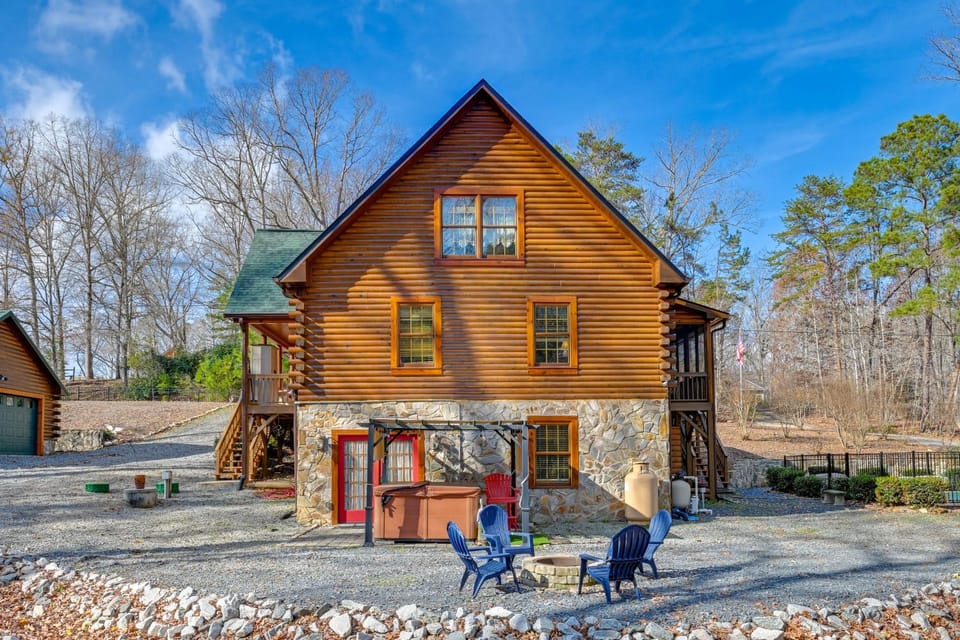 1 Mi to Lake Tillery: Outdoor Retreat w/ Hot Tub! House in Lake Tillery