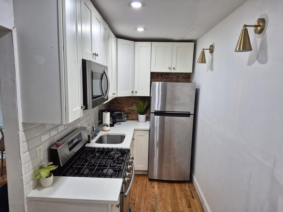 Kitchen or kitchenette, dishwasher, oven, toaster