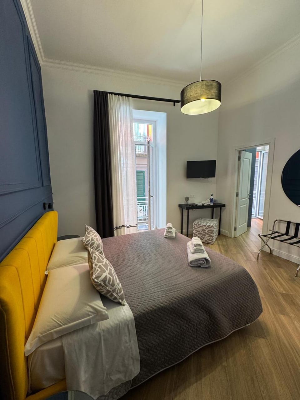 Bed, Bathroom, TV and multimedia, Balcony/Terrace, Photo of the whole room, Seating area, Evening entertainment, Bedroom, towels