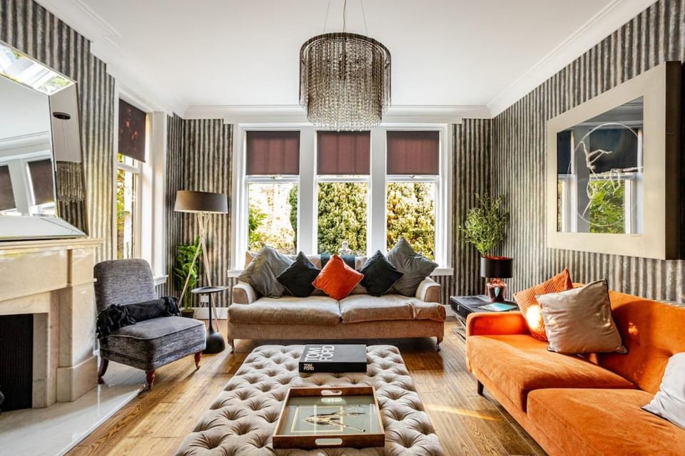 Edwardian Manor hot tub & Pool in Glasgow, Gated Villa in Glasgow
