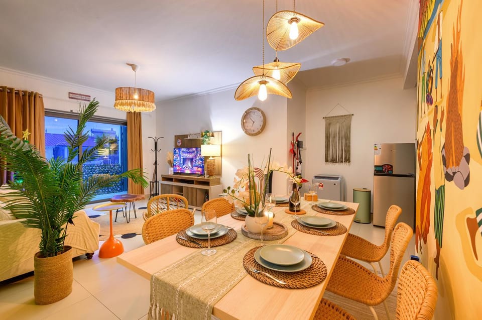 TV and multimedia, Living room, Food and drinks, Seating area, Dining area, Food