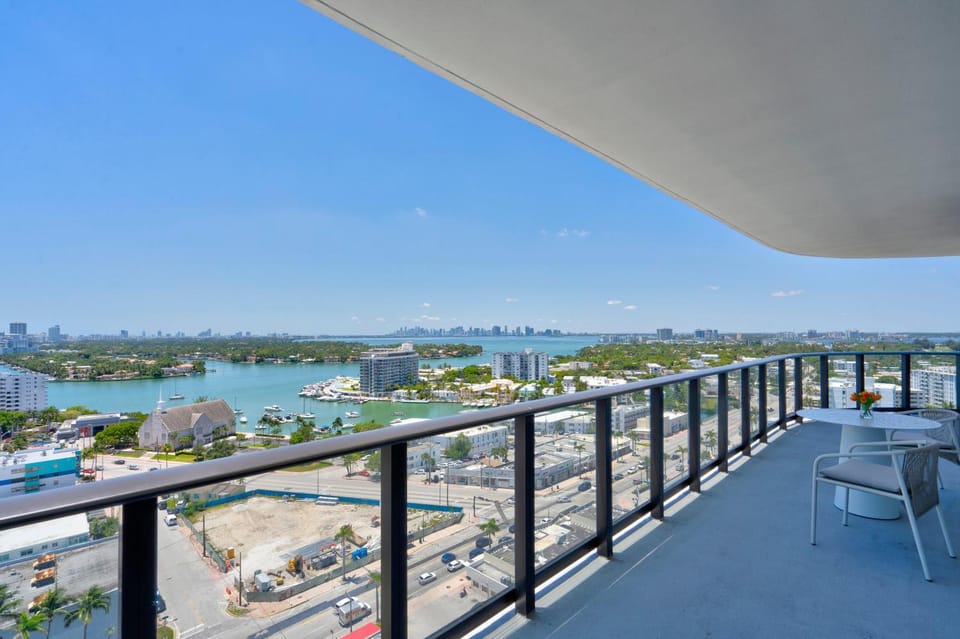 72-1710GP Oceanview Corner 2 Beds & 2 Baths with Beach Club House in Miami Beach