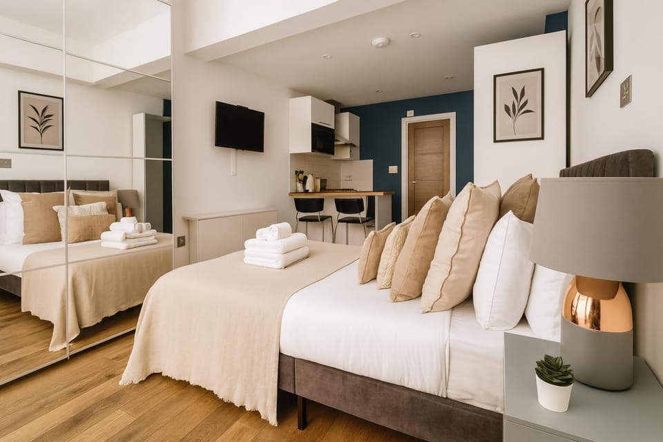 Bed, TV and multimedia, Living room, Photo of the whole room, Bedroom, towels