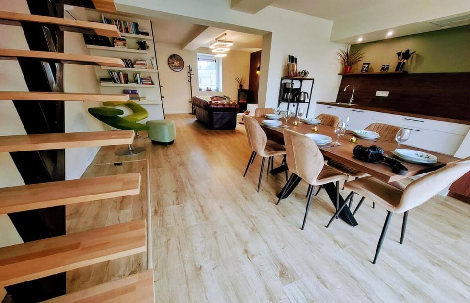 Property building, Library, Kitchen or kitchenette, Living room, Seating area, Dining area