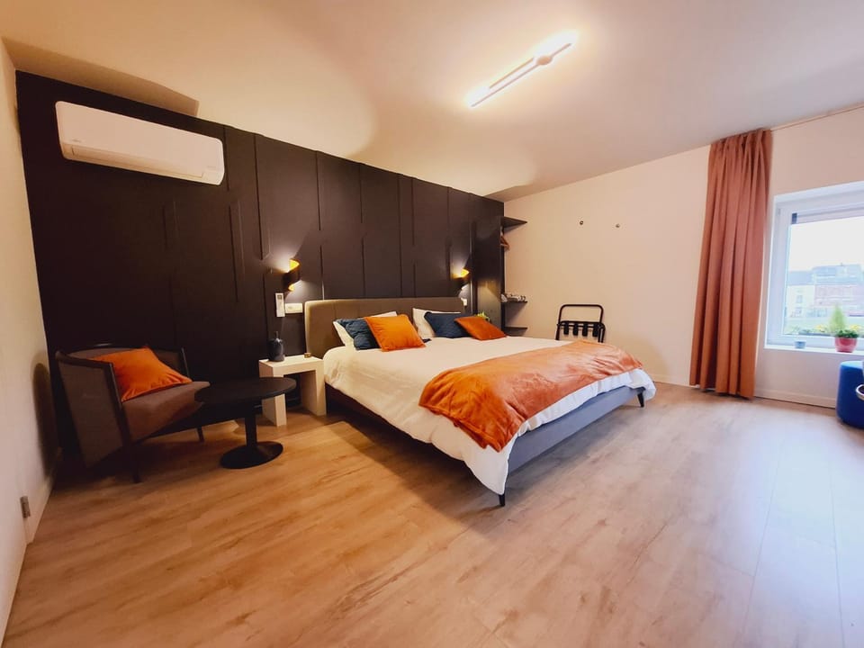 Bed, Photo of the whole room, Seating area, Bedroom, internet, air conditioner