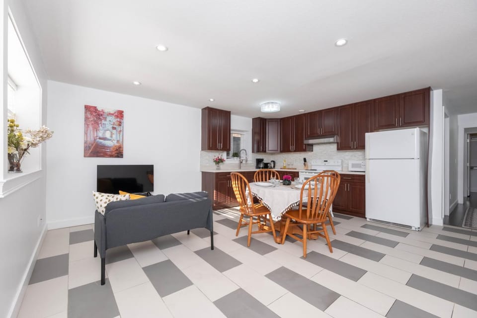 Cozy 2B Suite in Great Location Near Trails & Shop Apartment in North Vancouver