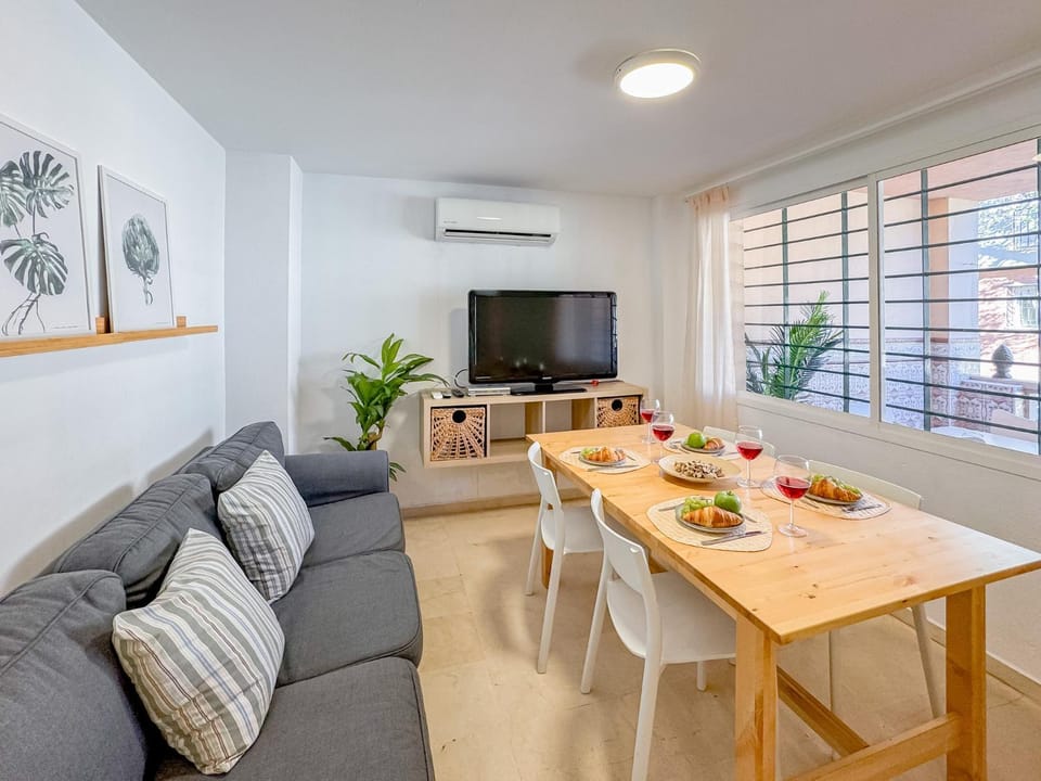 TV and multimedia, Living room, Seating area, Dining area, air conditioner