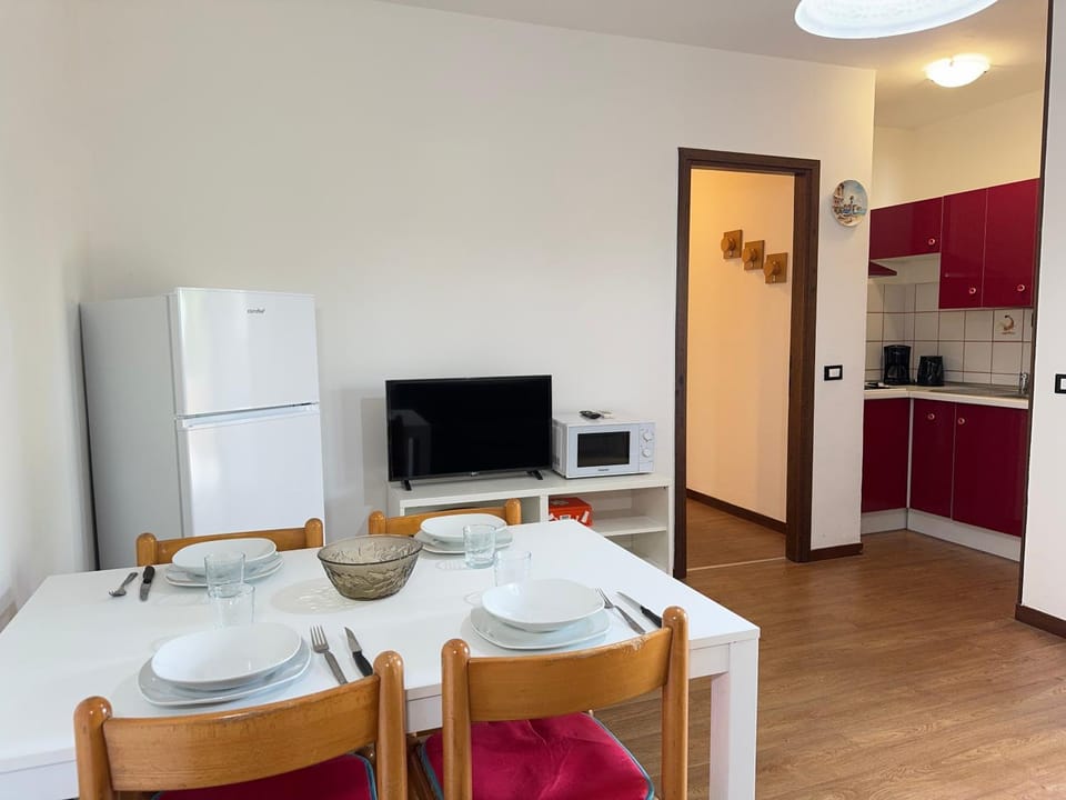 TV and multimedia, Kitchen or kitchenette, Living room, Seating area, Dining area, oven