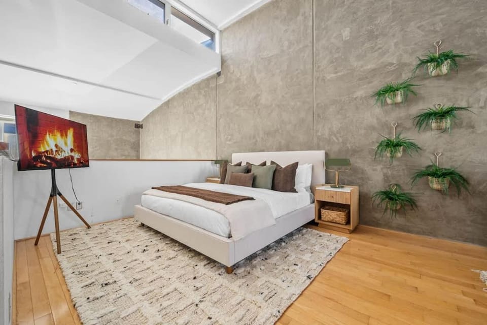 Gaslamp Row House - Sleeps 8 Private Garage AC House in San Diego
