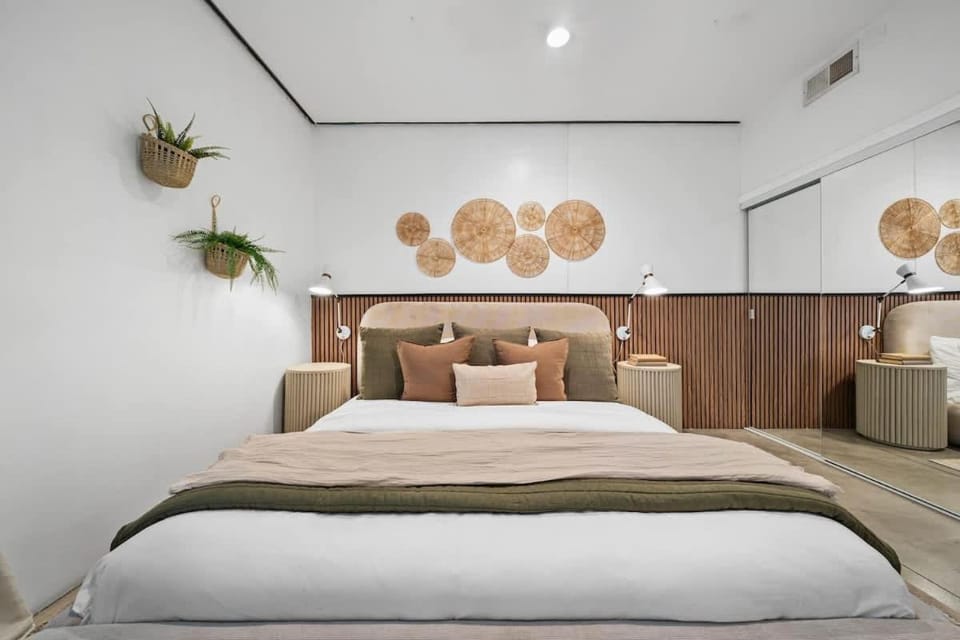Gaslamp Row House - Sleeps 8 Private Garage AC House in San Diego