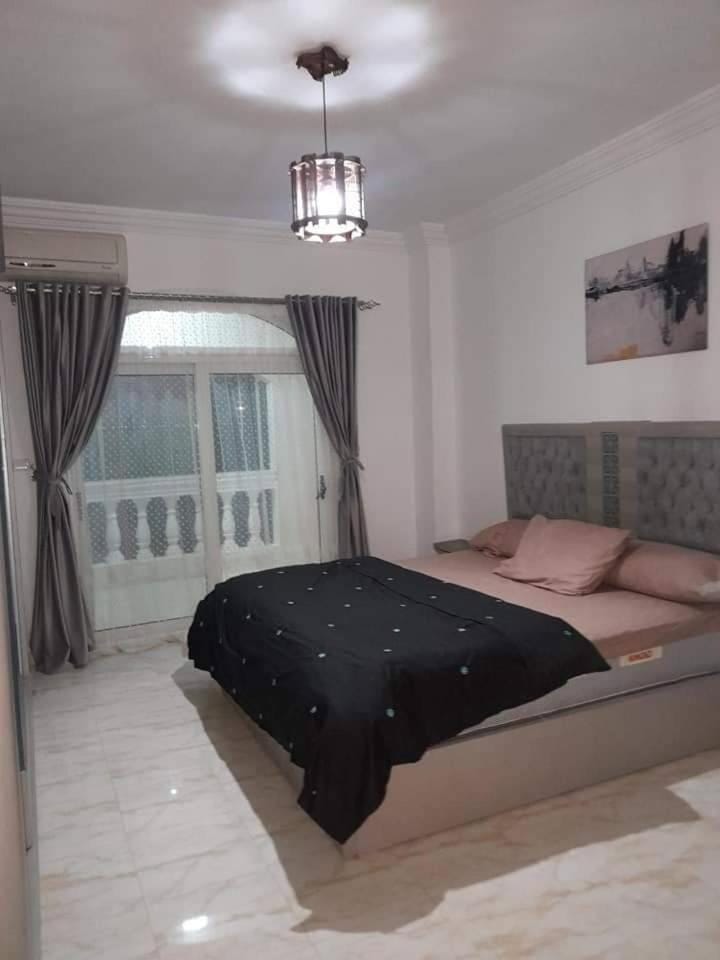 Bed, Living room, Photo of the whole room, Seating area, Bedroom