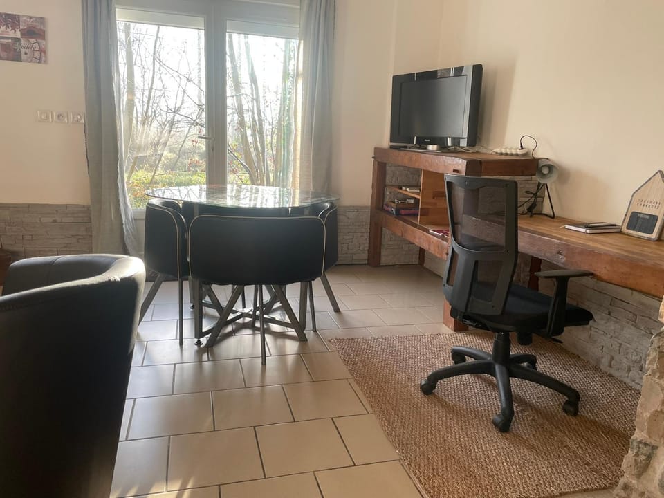Communal lounge/ TV room, TV and multimedia, Dining area
