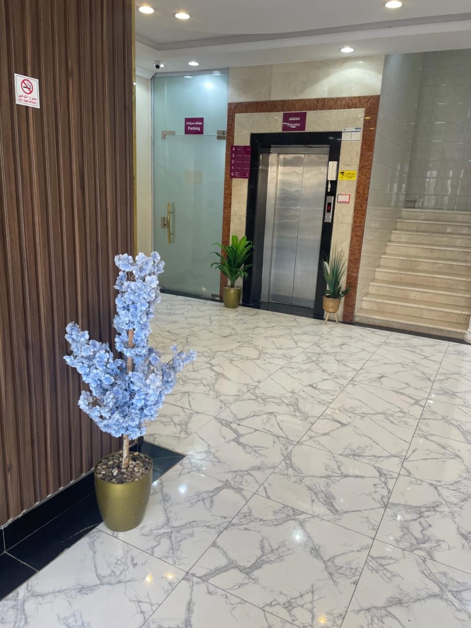 Lobby or reception, elevator