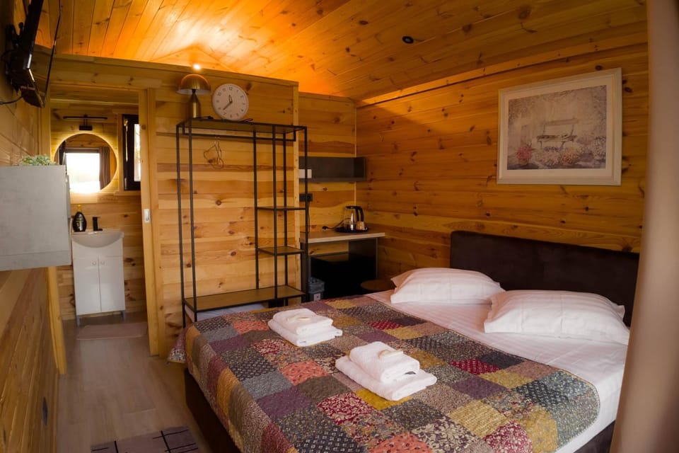 Bed, Kitchen or kitchenette, Photo of the whole room, Bedroom, towels, wardrobe